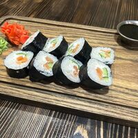 Ролл с лососем сыром и огурцомв Бардак Бар