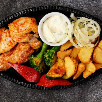 Курица на сковороде в Sushi & More по цене 400 ₽