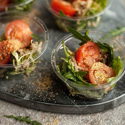 Салат с томатами черри, киноа и кунжутом в имбирной заправке, 6 шт. в Svekla Catering по цене 910 ₽
