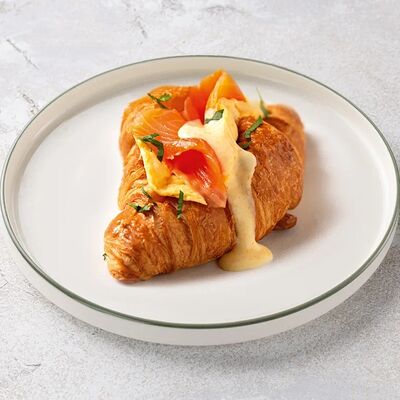 Круассан с лососем и голландским соусом в Шоколадница по цене 595 ₽