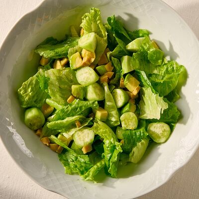 Зеленый салат с авокадо и оливкамив Salone pasta & bar по цене 750 ₽