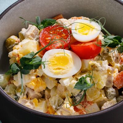Салат Оливье с копченой куриной грудкой в Чайхана Пахвала по цене 440 ₽
