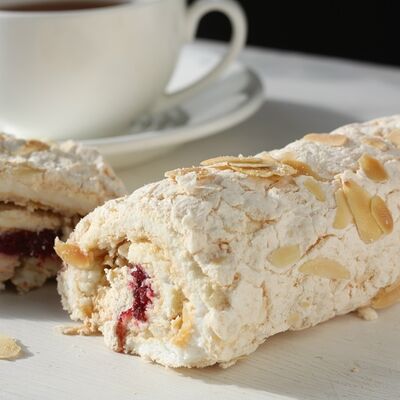 Рулет меренговый Вишня в Кондитерская Виолет по цене 639 ₽