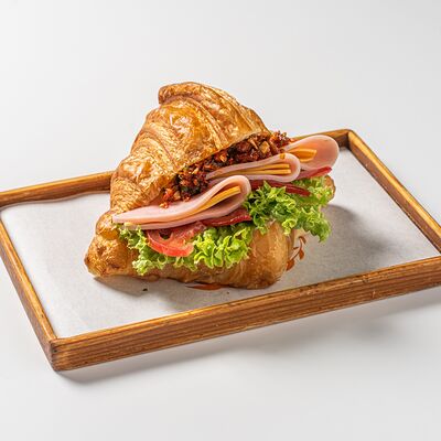 Круассан с ветчиной и сыром чеддер в Миндаль по цене 468 ₽