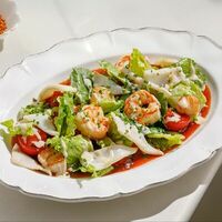 Салат с морепродуктами, томатами и авокадо в сливочном соусе в Cristal