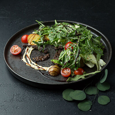 Салат с говядиной и картофелем в Изи Паб по цене 795 ₽