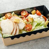 Салат Цезарь с курицей премиум в Европа