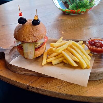 Чизбургер с фри в Море Есть по цене 520 ₽