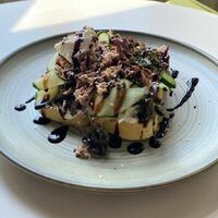 Вафля с тунцом и вялеными томатами в Extrovert