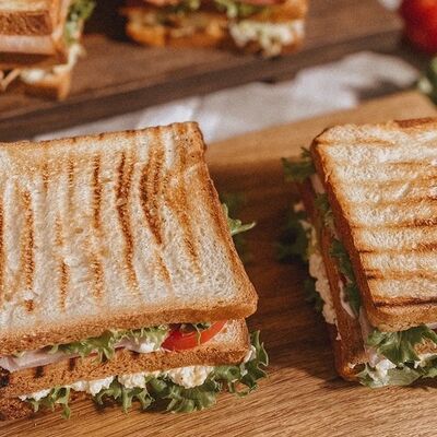 Сэндвич с охотничьими колбасками, беконом, и перцем халапеньо в Bellucci по цене 320 ₽