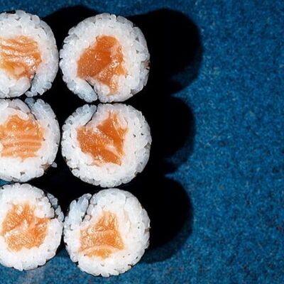 Мини-ролл с лососем в Суши Лавка по цене 289 ₽