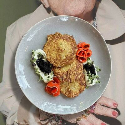 Драники с муссом буко, неркой и икрой масаго в Dolce Nonna по цене 610 ₽
