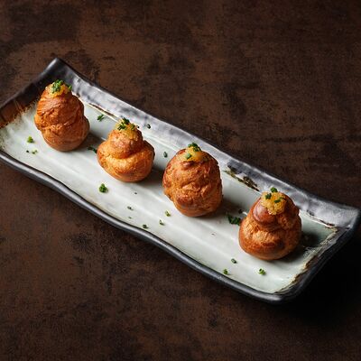 Профитроли с муссом из масляной рыбы и щучьей икройв Doge по цене 350 ₽