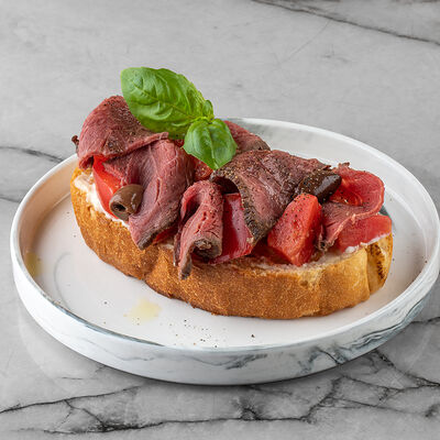 Брускетта с ростбифом в MOGU по цене 640 ₽
