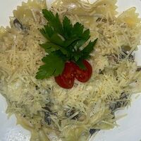 Паста Фарфалле с курицей и грибами в Тройка
