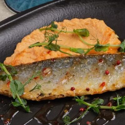 Кефаль с пюре из батата и пряным соусом Чили в Добрый Грузин по цене 890 ₽