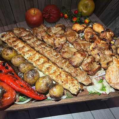 Великолепное ассорти из cвинoго шашлыка в Старый Город по цене 4277 ₽