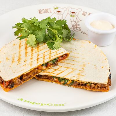 Кесадилья с индейкой и овощами в АндерСон по цене 590 ₽