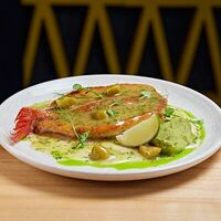 Морской окунь, гуакамоле, цитрусовый соус в Wine Connection