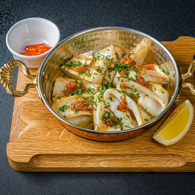 Нежные кальмары на сковороде в Florentini City Café по цене 950 ₽