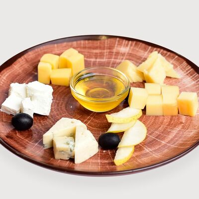 Сырная тарелка в Самое популярное кафе по цене 270