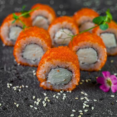 Ролл Филадельфия с икрой в Restobar Первый & Ресторан доставки Личный повар по цене 349 ₽