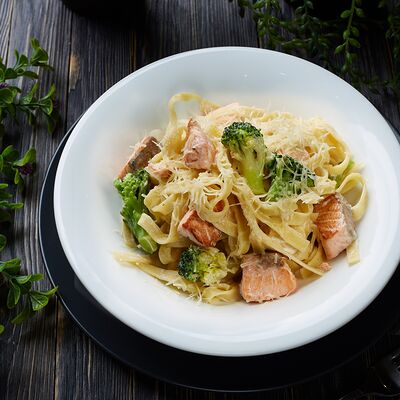 Феттучини с лососем и брокколи в 909 Pizza& Pasta по цене 599 ₽