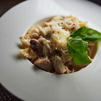 Фарфалле с курицей и грибами в Колорит