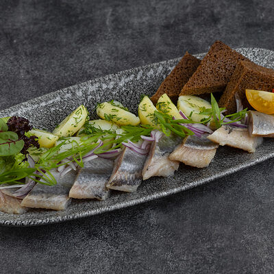 Атлантическая селедка с гренками и ароматным картофелем в Бумбараш по цене 495 ₽