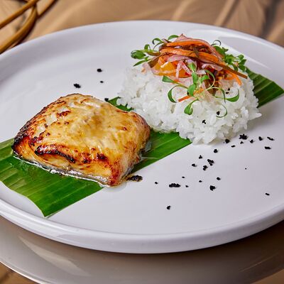 Стейк из запеченной черной трески с рисом и овощами в Море на Патриках по цене 1050