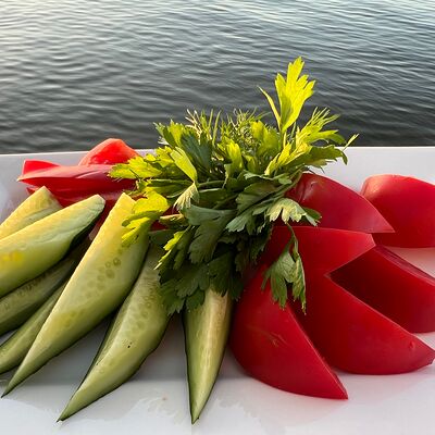 Ассорти овощное с брынзой в Акватория по цене 685 ₽