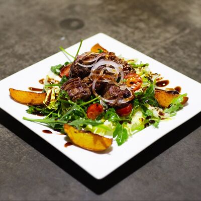 Теплый салат в Cofan European kitchen & Cofanori Asian bistro по цене 530 ₽