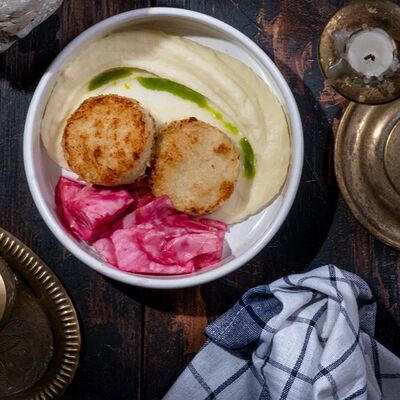 Куриные котлеты с пюре и гурийской квашеной капустой в Хачапури тетушки Марико по цене 385 ₽