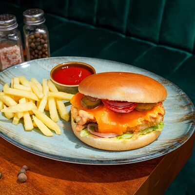 Чикен бургер со стрипсами в Sreda по цене 670 ₽