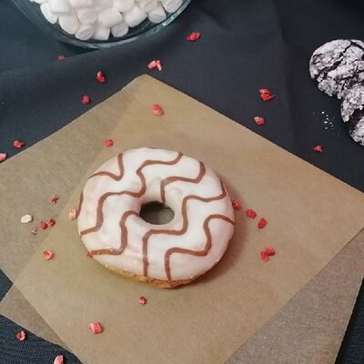 Донат карамельный с карамельной начинкой в Кофейня Бисквит по цене 80 ₽