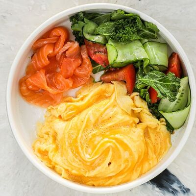 Японский омлет со слабосоленым лососем и овощным салатом в MAYAR по цене 930 ₽