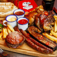 Сет Гриль в MOO MOO Burgers & Grill