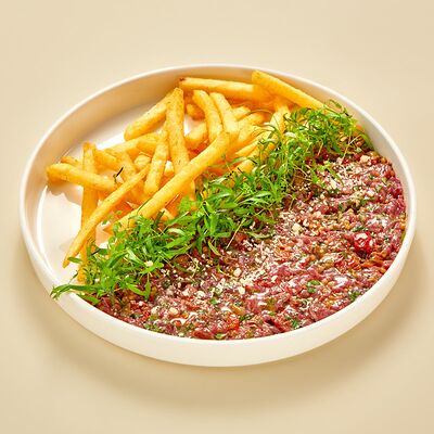 Тартар из говядины с картофелем фри в Регано по цене 845 ₽