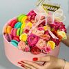 Бокс с кустовыми розами и макарунсами Мамев Дарите красиво по цене 6299