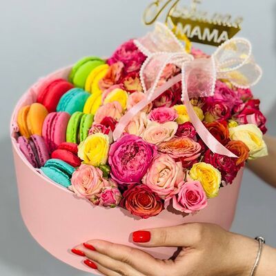 Бокс с кустовыми розами и макарунсами Мамев Дарите красиво по цене 6299 ₽