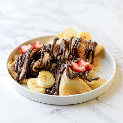 Блинчики с шоколадной пастой, сезонными фруктами и бананом в Stories по цене 400 ₽