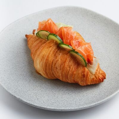 Круассан с лососем в De Paris БИСТРО по цене 890 ₽