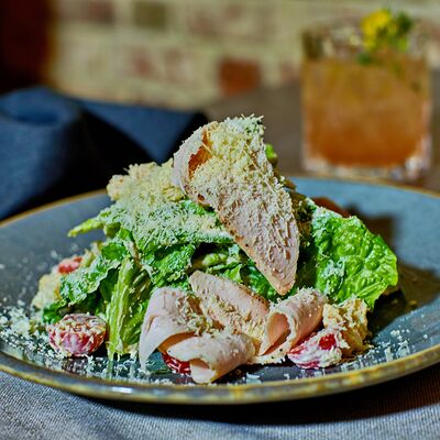 Салат с курицей и соусом из тунца в Старый город по цене 370