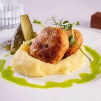 Куриные котлетки с пюре и свежим огурчиком в Лобби бар