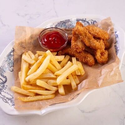 Наггетсы из куриного филе с картофелем фри и соусом в Лобби бар по цене 540 ₽