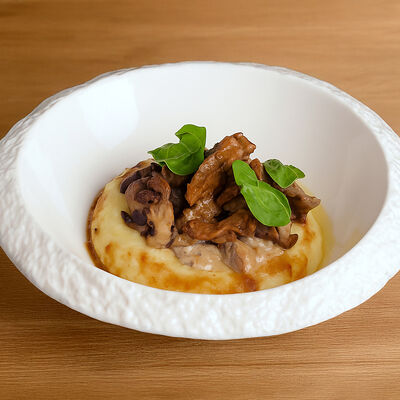Бефстроганов с вешенками и картофельным пюре в 9/18 бистро по цене 1300 ₽