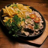 Жареная картошка с говядиной и грибами в Серебряная Fabrika
