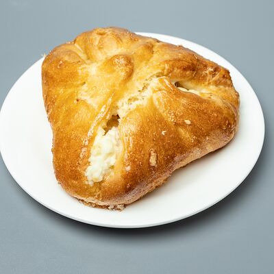 Булочка с творогом в Столовая на Типанова по цене 130 ₽