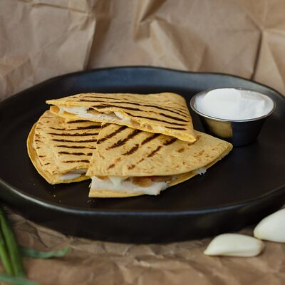 Кесадилья курица су-вид и сыр в Crafty Radler по цене 459 ₽