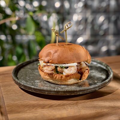 Бургер с креветкой в Мунк по цене 1025 ₽